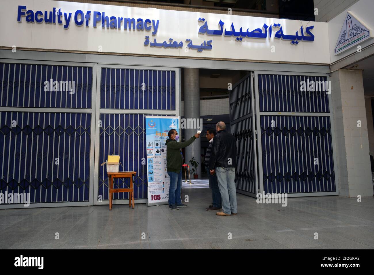 Le Caire, Egypte - 11 mars 2020. Prendre la température de la personne avec  un thermomètre frontal infrarouge sans contact avant d'entrer dans le  bâtiment Photo Stock - Alamy