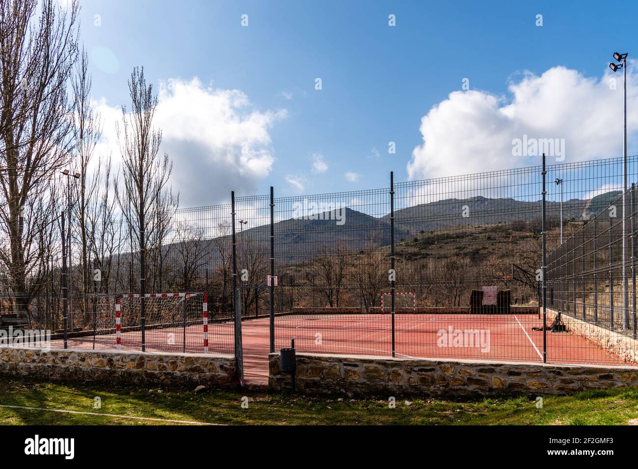 Terrain multi-sports dans le village au milieu des montagnes. Banque D'Images