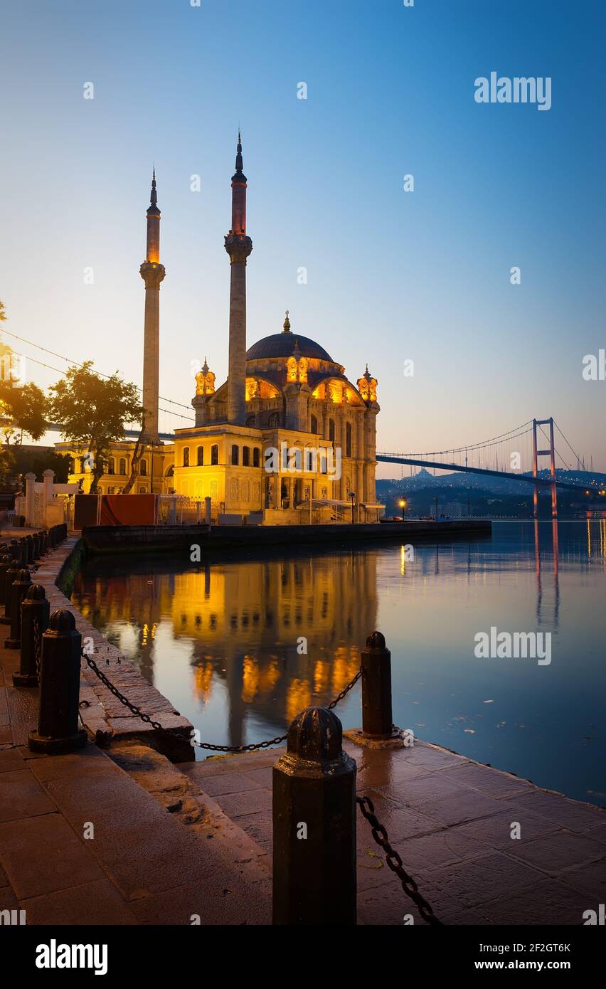 Lever de soleil sur l'Ortakoy Mosque in Istanbul, Turquie Banque D'Images