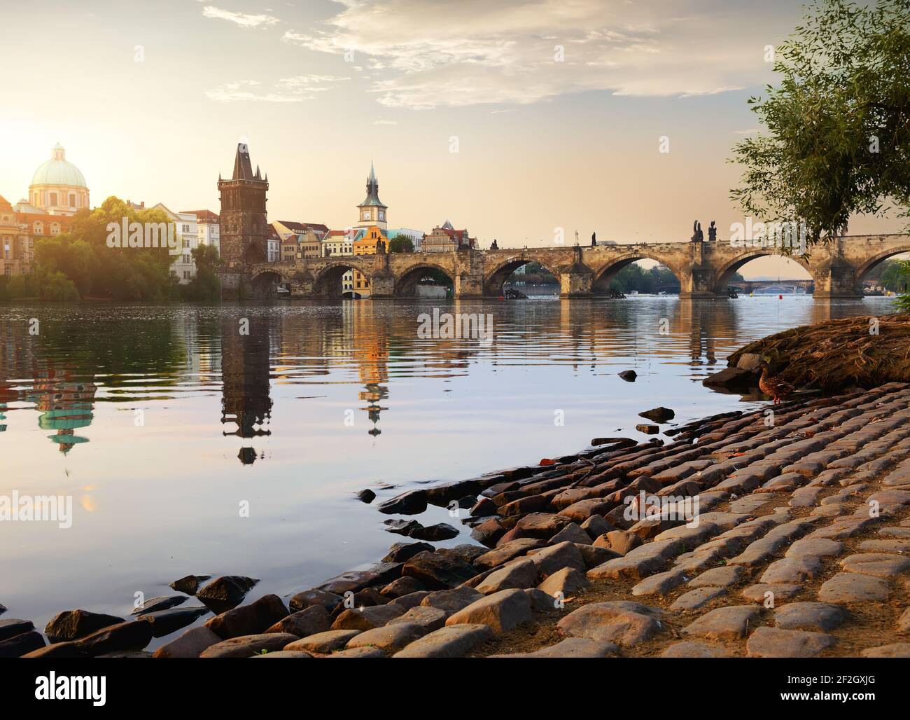 Le Pont Charles sur la Vltava à Prague au lever du soleil Banque D'Images