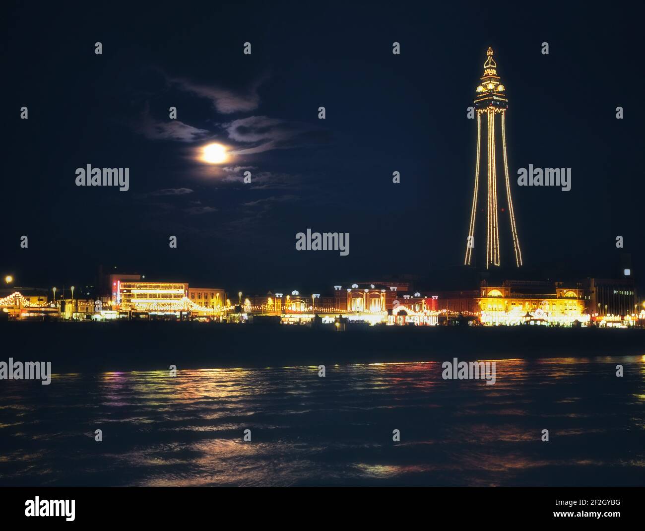 Blackpool front de mer et Tour de nuit, Lancashire, Angleterre, Royaume-Uni Banque D'Images