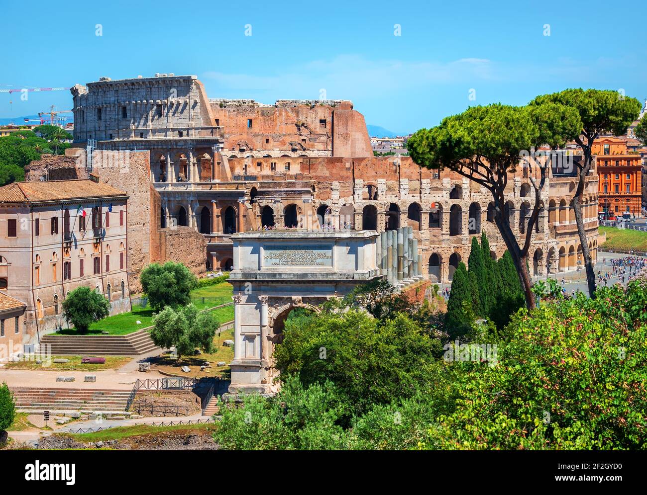 Colisée et Arc de Constantin à Rome dans la journée d'été ensoleillée Banque D'Images