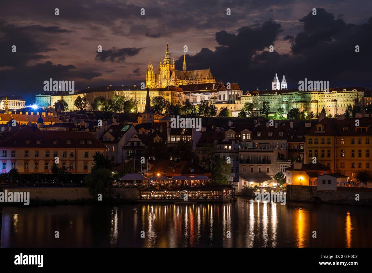 Voir l'illuminé de monuments de vieille Prague en soir Banque D'Images