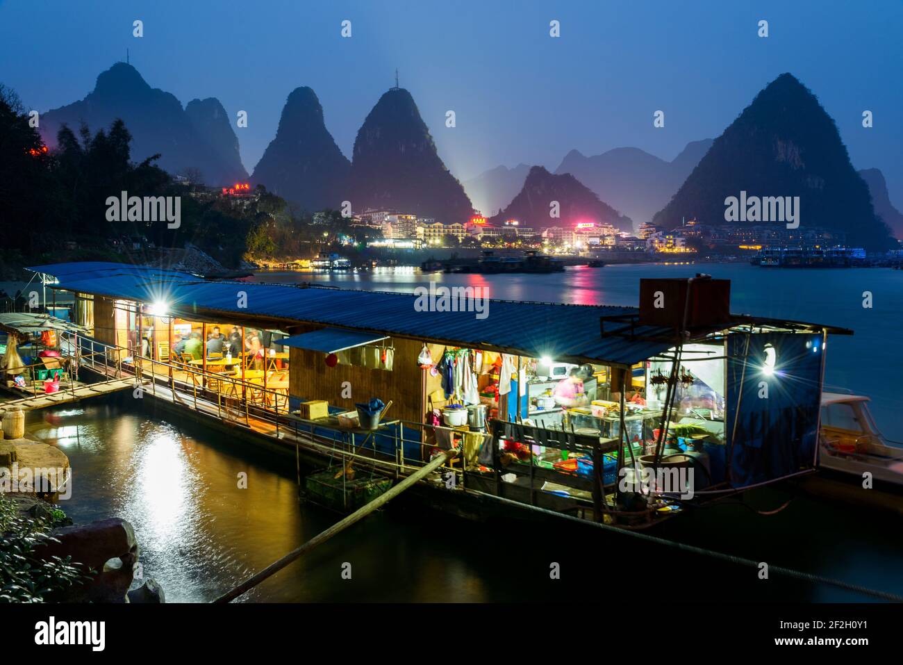 Géographie / Voyage, Chine, Guangxi, Yangshuo, Dusk sur les rives de la rivière Li qui coule à travers la ville de , droits-supplémentaires-dégagement-Info-non-disponible Banque D'Images