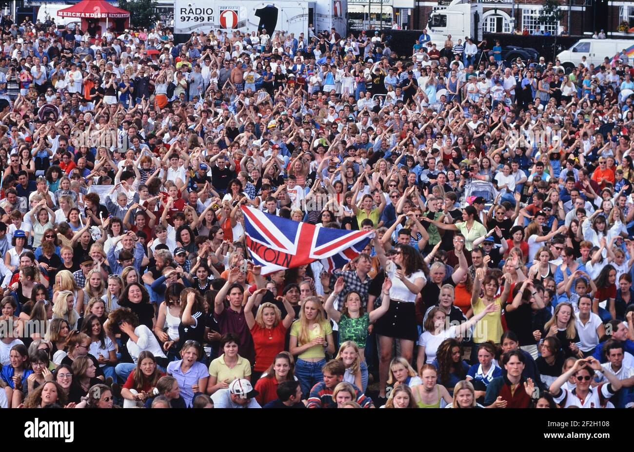 Une foule enthousiaste à l'occasion d'un roadshow radio 1 présenté par Simon Mayo. Skegness, Lincolnshire, Angleterre, Royaume-Uni. 29 juillet 1996 Banque D'Images