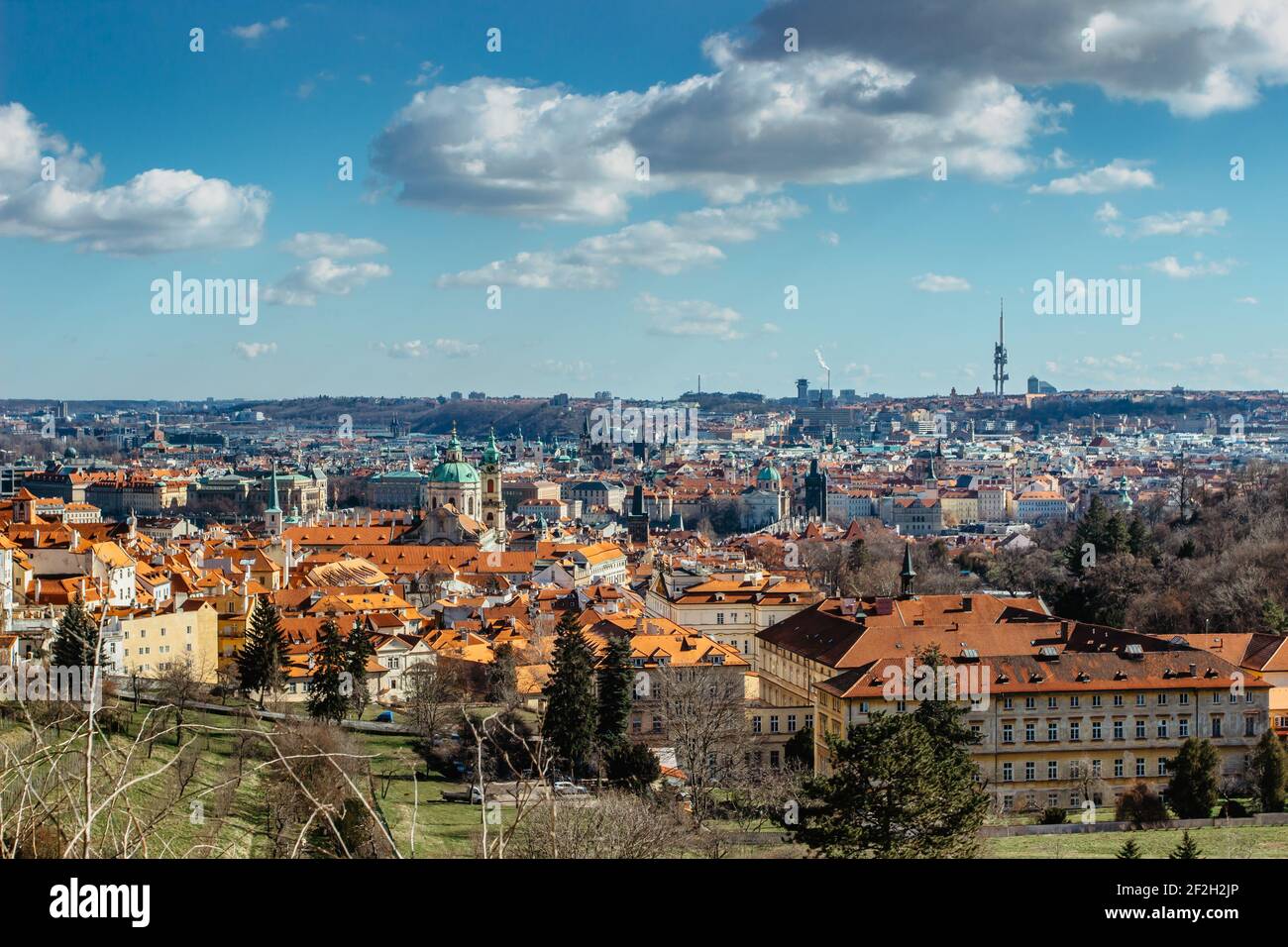 Carte Postale Aerienne De Prague Republique Tcheque Panorama De Prague Magnifique Visite Le Jour Ensoleille Du Printemps Incroyable Paysage Urbain Europeen Toits Rouges Tour De Television Photo Stock Alamy