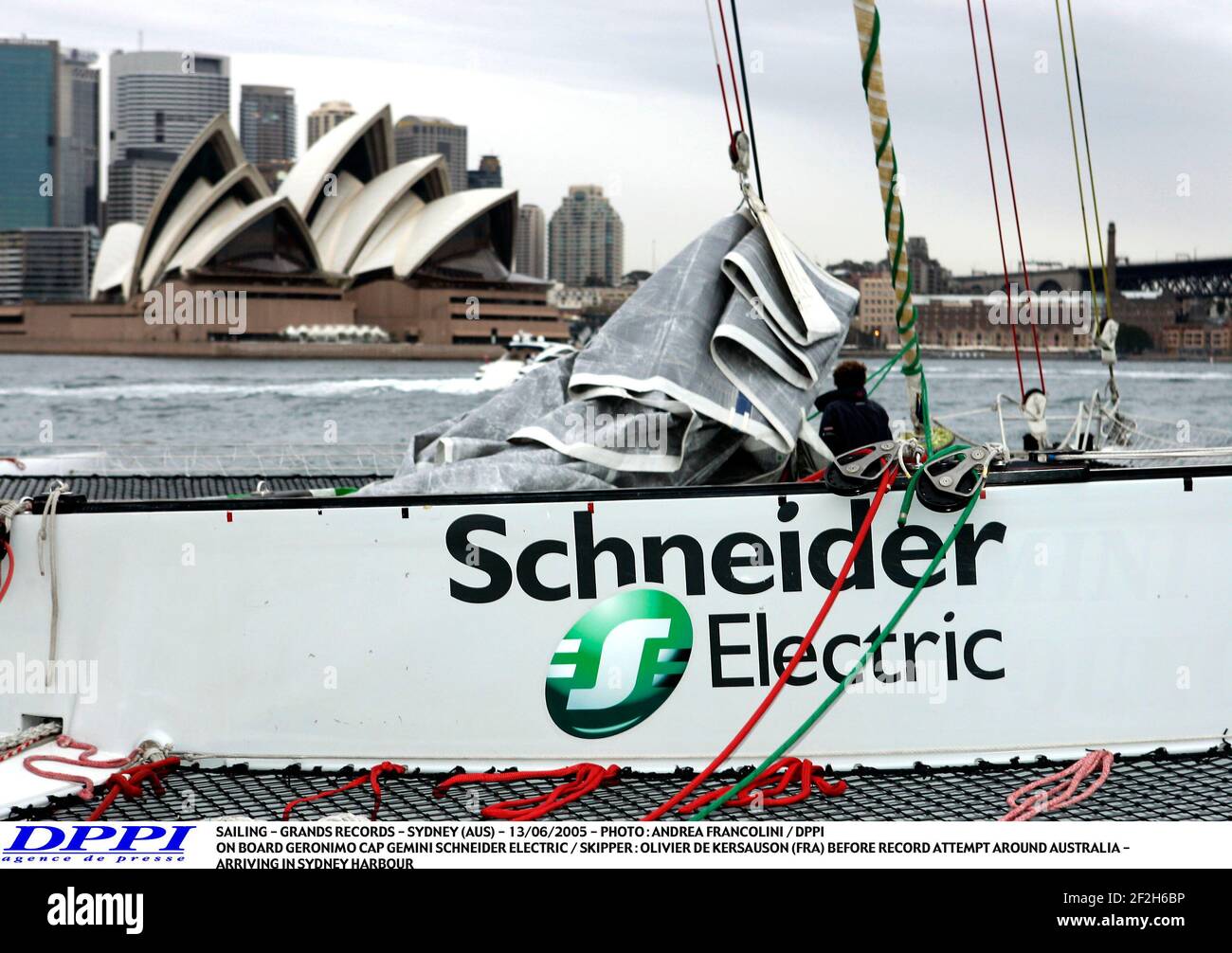 VOILE - GRANDS RECORDS - SYDNEY (AUS) - 13/06/2005 - PHOTO : ANDREA FRANCOLINI / DPPI À BORD GERONIMO CAP GEMINI SCHNEIDER ELECTRIC / SKIPPER : OLIVIER DE KERSAUSON (FRA) AVANT LA TENTATIVE DE RECORD EN AUSTRALIE - ARRIVÉE DANS LE PORT DE SYDNEY Banque D'Images