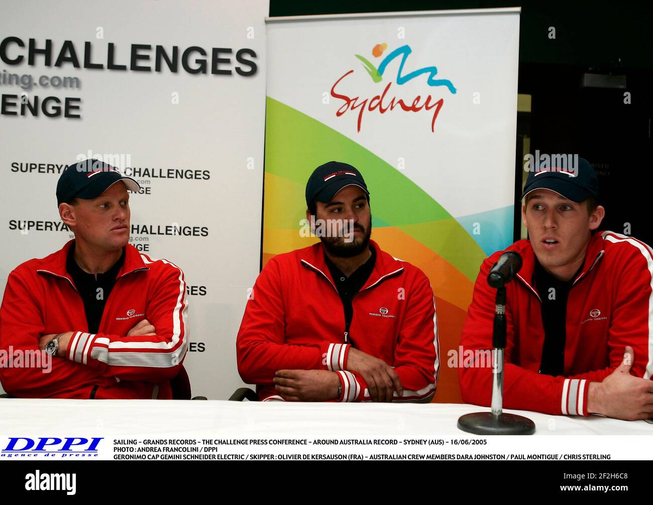 VOILE - GRANDS RECORDS - LE DÉFI CONFÉRENCE DE PRESSE - AUTOUR DE L'AUSTRALIE RECORD - SYDNEY (AUS) - 16/06/2005 PHOTO : ANDREA FRANCOLINI / DPPI GERONIMO CAP GEMINI SCHNEIDER ELECTRIC / SKIPPER : OLIVIER DE KERSAUSON (FRA) - MEMBRES DE L'ÉQUIPAGE AUSTRALIEN DARA JOHNSTON / PAUL MONTIGUE / CHRIS STERLING Banque D'Images