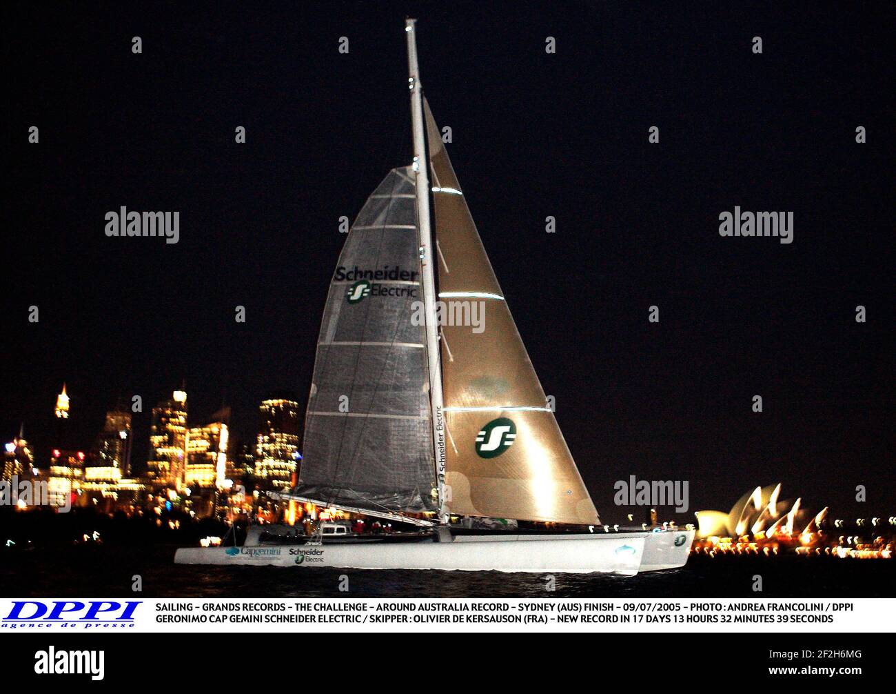 VOILE - GRANDS RECORDS - LE DÉFI - VERS L'AUSTRALIE RECORD - SYDNEY (AUS) FIN - 09/07/2005 - PHOTO : ANDREA FRANCOLINI / DPPI GERONIMO CAP GEMINI SCHNEIDER ELECTRIC / SKIPPER : OLIVIER DE KERSAUSON (FRA) - NOUVEAU RECORD EN 17 JOURS 13 HEURES 32 MINUTES 39 SECONDES Banque D'Images