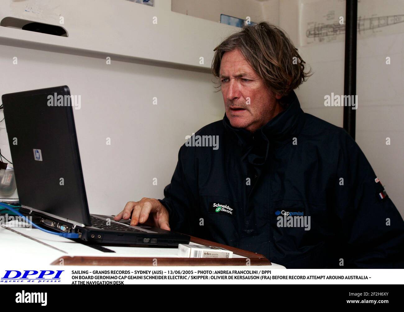 VOILE - GRANDS RECORDS - SYDNEY (AUS) - 13/06/2005 - PHOTO : ANDREA FRANCOLINI / DPPI À BORD GERONIMO CAP GEMINI SCHNEIDER ELECTRIC / SKIPPER : OLIVIER DE KERSAUSON (FRA) AVANT LA TENTATIVE DE RECORD EN AUSTRALIE - AU BUREAU DE NAVIGATION Banque D'Images