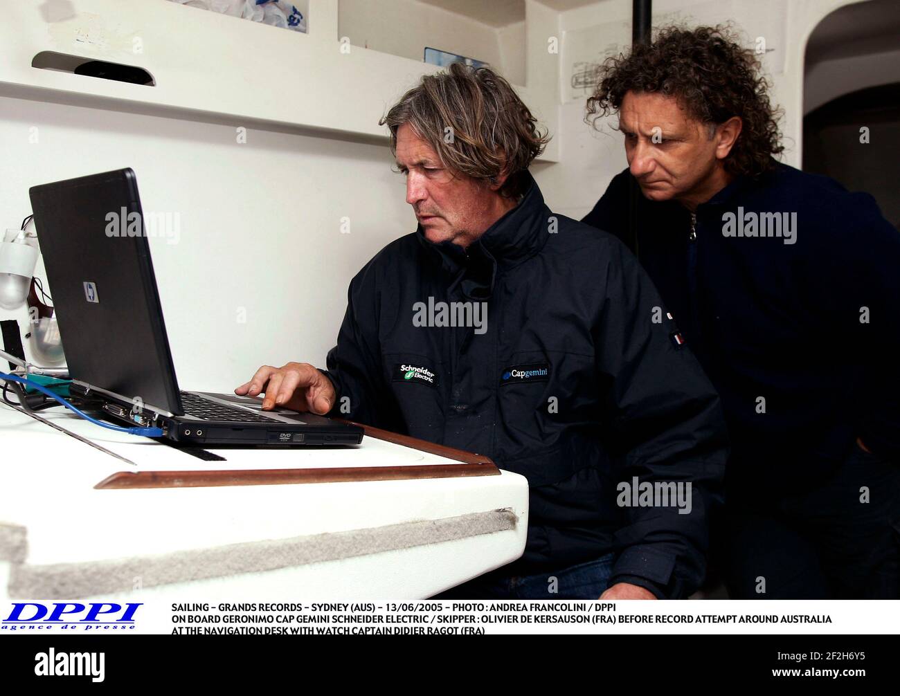 VOILE - GRANDS RECORDS - SYDNEY (AUS) - 13/06/2005 - PHOTO : ANDREA FRANCOLINI / DPPI À BORD GERONIMO CAP GEMINI SCHNEIDER ELECTRIC / SKIPPER : OLIVIER DE KERSAUSON (FRA) AVANT LA TENTATIVE DE RECORD EN AUSTRALIE - AU BUREAU DE NAVIGATION AVEC LA MONTRE CAPITAINE DIDIER RAGOT (FRA) Banque D'Images