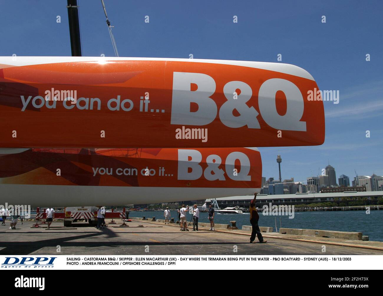 VOILE - CASTORAMA B&Q / SKIPPER : ELLEN MACARTHUR (UK) - JOUR OÙ LE TRIMARAN EST MIS DANS L'EAU - P&O BOATYARD - SYDNEY (AUS) - 18/12/2003 PHOTO : ANDREA FRANCOLINI / DÉFIS OFFSHORE / DPPI Banque D'Images