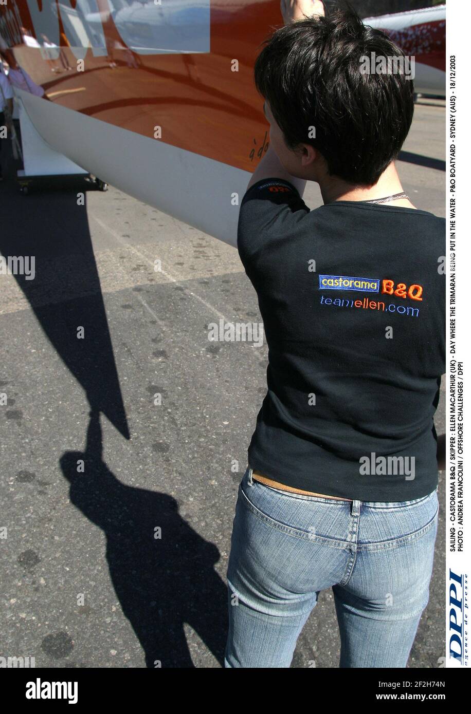 VOILE - CASTORAMA B&Q / SKIPPER : ELLEN MACARTHUR (UK) - JOUR OÙ LE TRIMARAN EST MIS DANS L'EAU - P&O BOATYARD - SYDNEY (AUS) - 18/12/2003 PHOTO : ANDREA FRANCOLINI / DÉFIS OFFSHORE / DPPI Banque D'Images