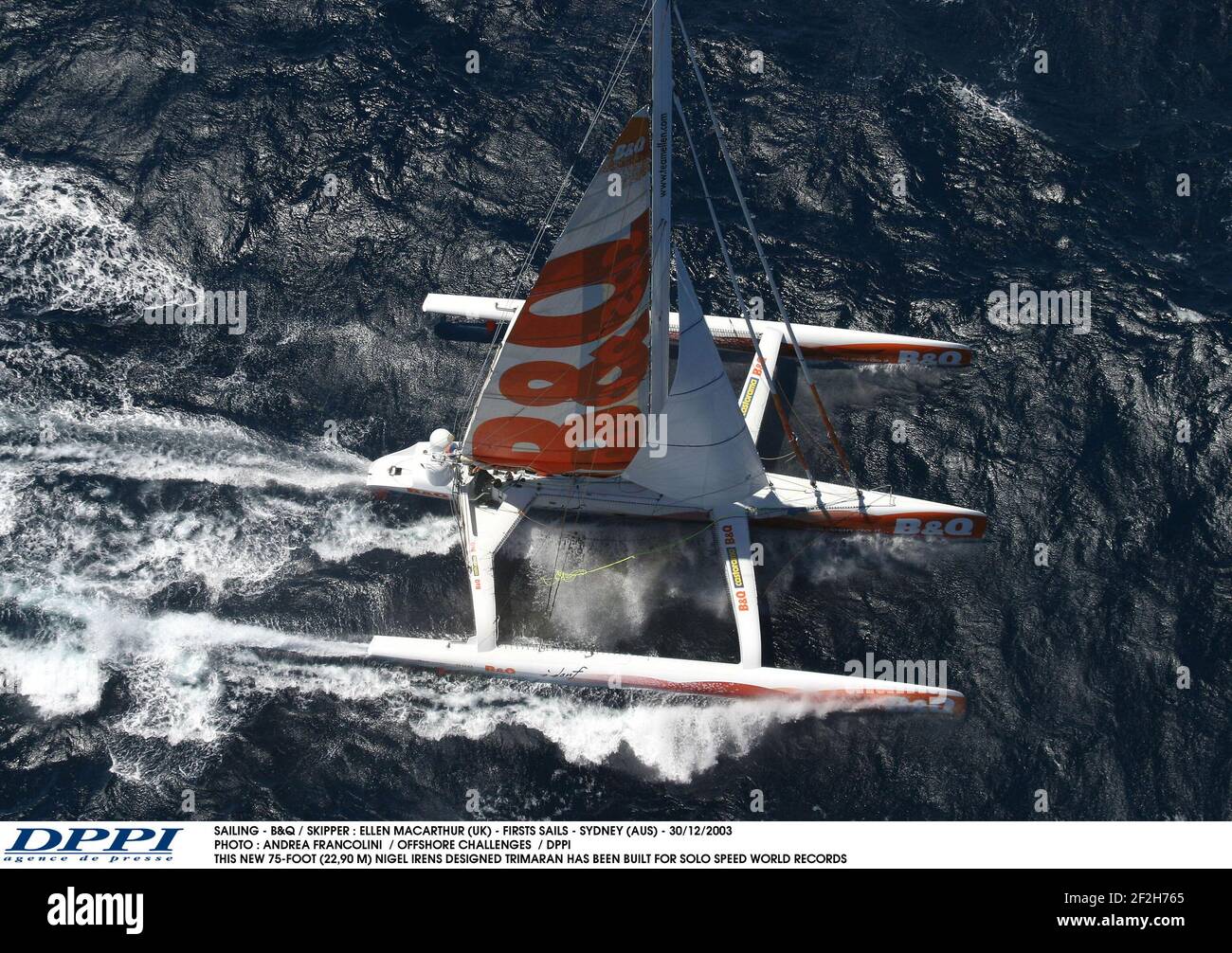 VOILE - B&Q / SKIPPER : ELLEN MACARTHUR (UK) - PREMIÈRES VOILES - SYDNEY (AUS) - 30/12/2003 PHOTO : ANDREA FRANCOLINI / DÉFIS OFFSHORE / DPPI CE NOUVEAU TRIMARAN CONÇU PAR NIGEL IRENS DE 75 PIEDS (22,90 M) A ÉTÉ CONSTRUIT POUR LES RECORDS DU MONDE DE VITESSE SOLO Banque D'Images