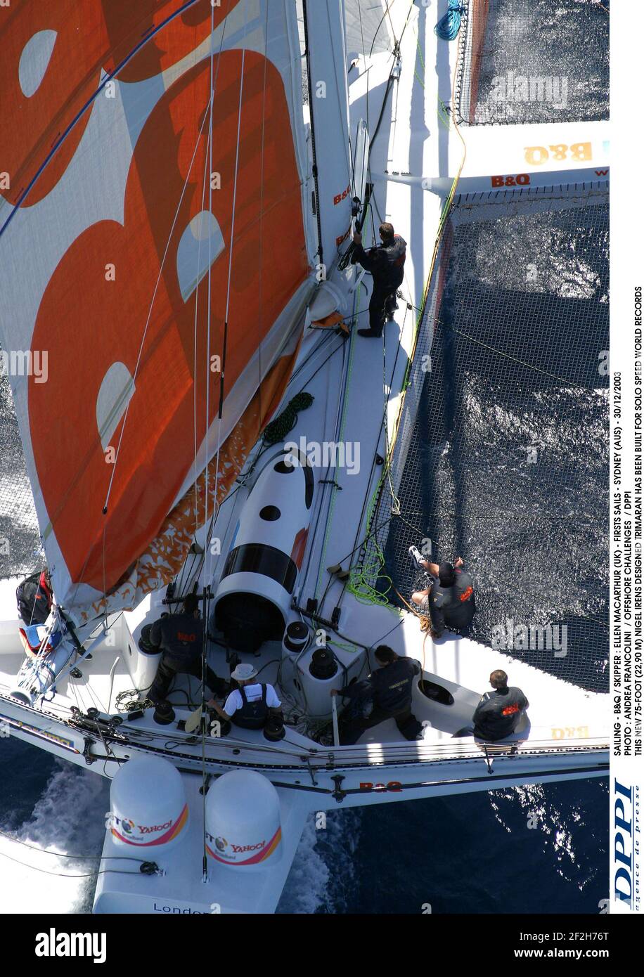 VOILE - B&Q / SKIPPER : ELLEN MACARTHUR (UK) - PREMIÈRES VOILES - SYDNEY (AUS) - 30/12/2003 PHOTO : ANDREA FRANCOLINI / DÉFIS OFFSHORE / DPPI CE NOUVEAU TRIMARAN CONÇU PAR NIGEL IRENS DE 75 PIEDS (22,90 M) A ÉTÉ CONSTRUIT POUR LES RECORDS DU MONDE DE VITESSE SOLO Banque D'Images