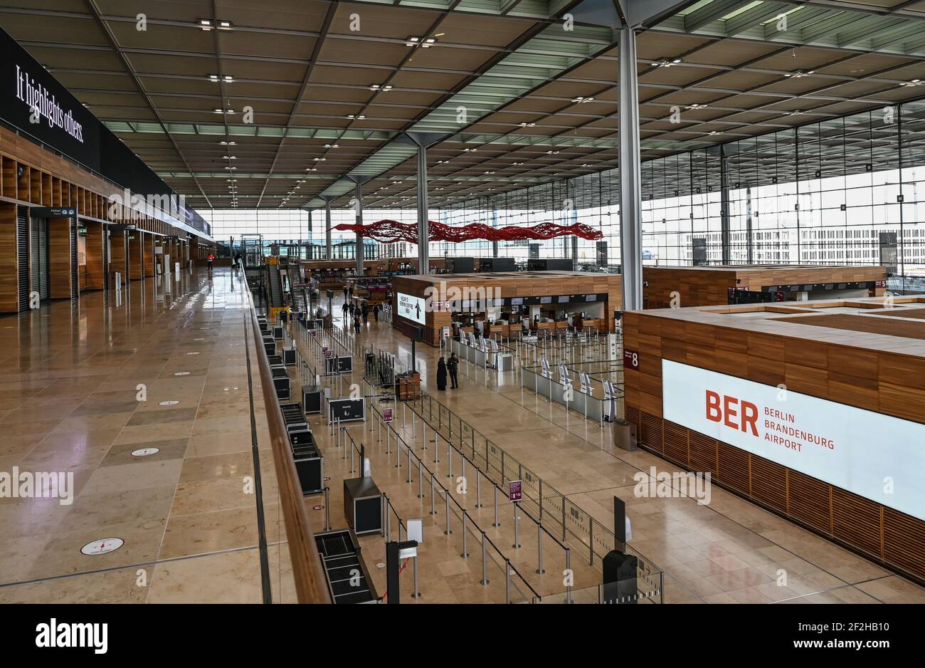 12 mars 2021, Brandebourg, Schönefeld: Vue sur le terminal 1 de l'aéroport de la capitale Berlin Brandenburg 'Willy Brandt' (BER). Une réunion du Conseil de surveillance de Flughafen Berlin-Brandenburg GmbH aura lieu dans l'après-midi. Le sujet principal sera les besoins financiers futurs de l'entreprise. L'exploitant compte sur l'allégement partiel de la dette des États de Berlin, de Brandebourg et du gouvernement fédéral. Photo: Patrick Pleul/dpa-Zentralbild/ZB Banque D'Images