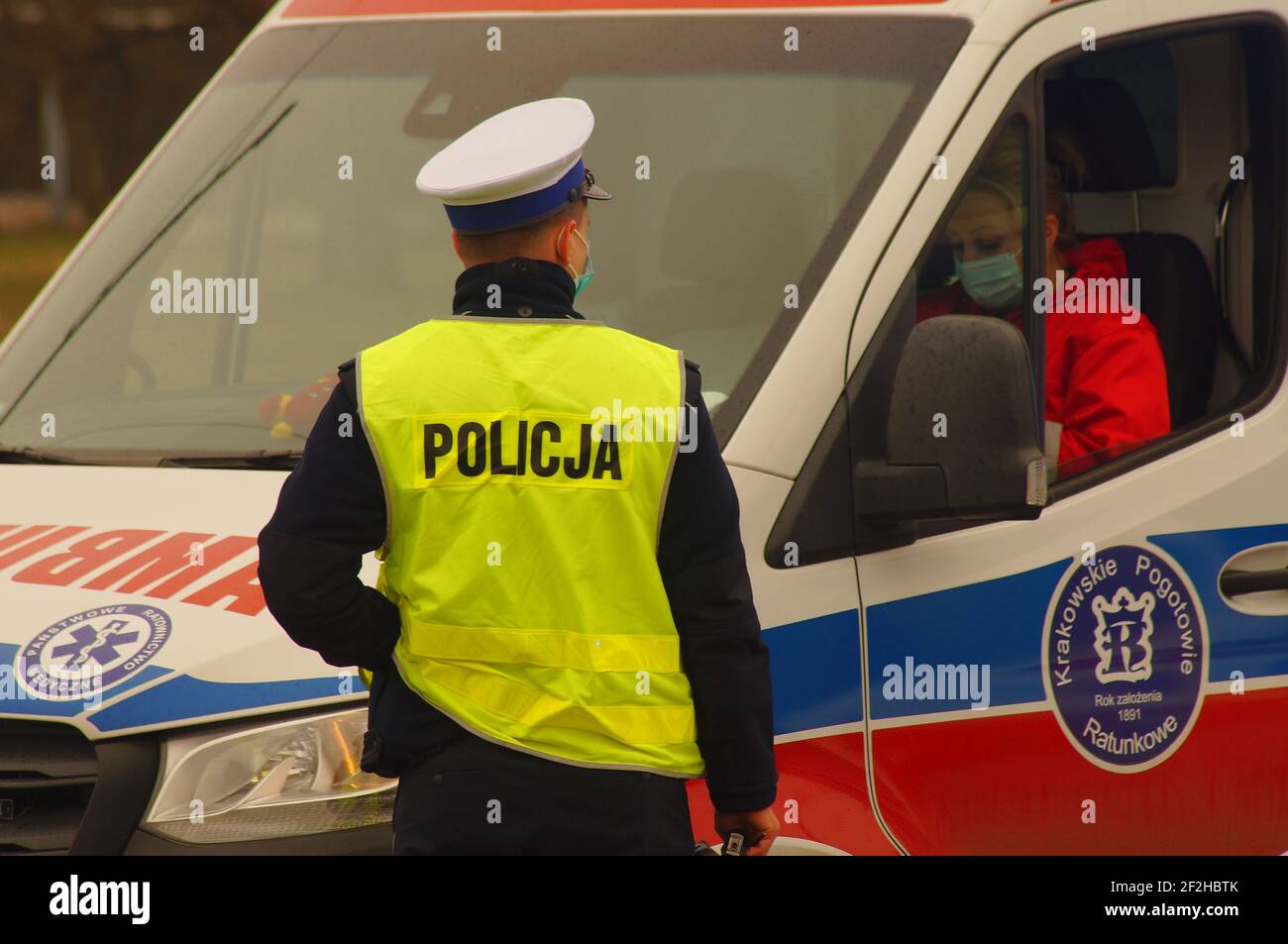 Cracovie, Pologne - 03.11.2021: Accident de la route, intervention de la police polonaise et des services médicaux. Voiture de police et ambulance au signal. Retrait de la Banque D'Images