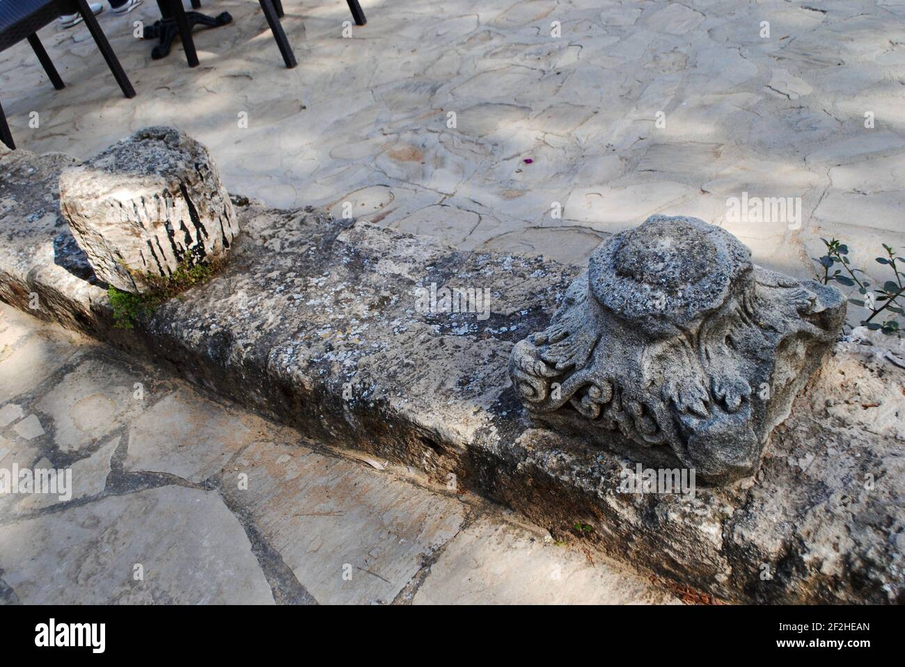 Vue rapprochée des anciennes chapiteaux en marbre de Corinthe dans la cour de l'église dans le nord de Chypre. Banque D'Images