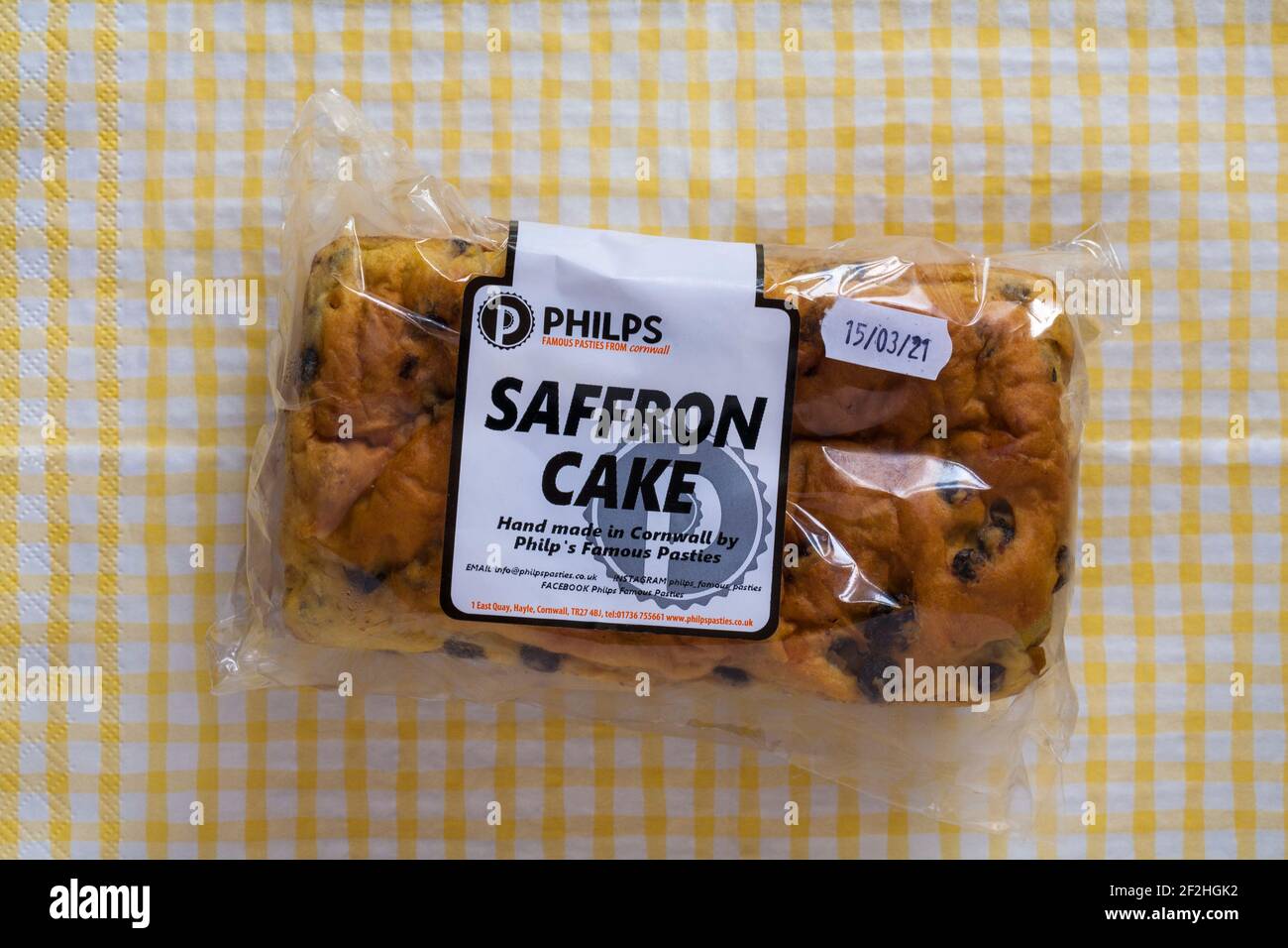 Set de gâteau au safran de Philps sur serviette à carreaux jaune et blanc - fait à la main dans les Cornouailles, Cornouailles Banque D'Images