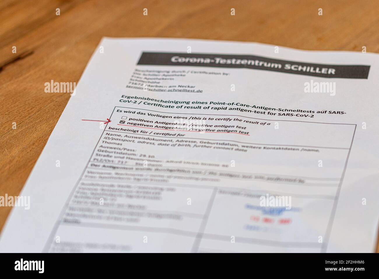 Marbach, Allemagne-mars 12.2021: Certificat de résultat d'un test rapide de l'antigène du point de soins pour le COV-SRAS-2 Banque D'Images Marbach, Allemagne-mars 12.2021: Certificat de résultat d'un test rapide de l'antigène du point de soins pour le COV-SRAS-2 Banque D'Images