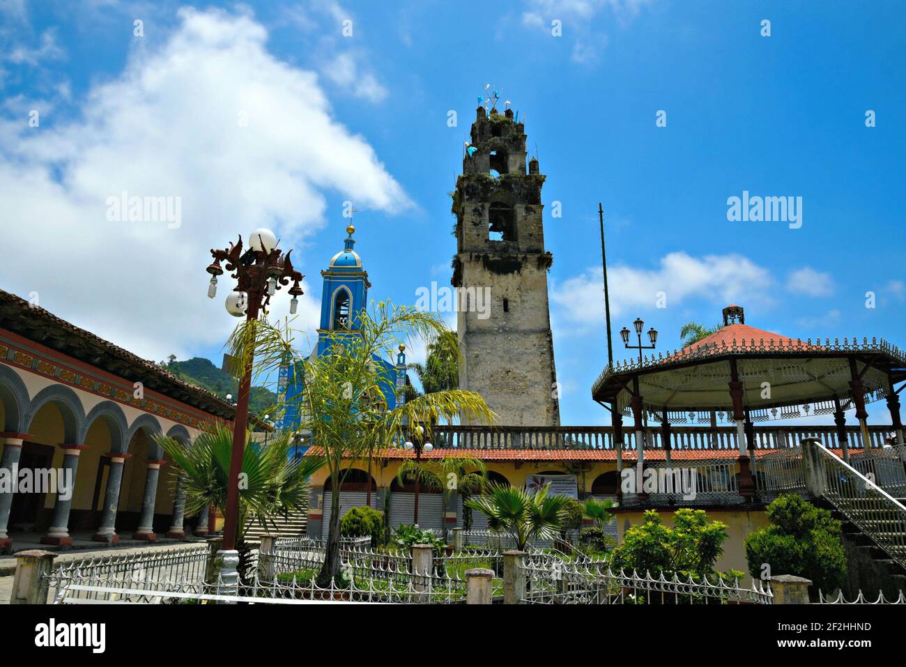 vue-panoramique-sur-le-belv-d-re-et-l-ancien-clocher-de-style-colonial