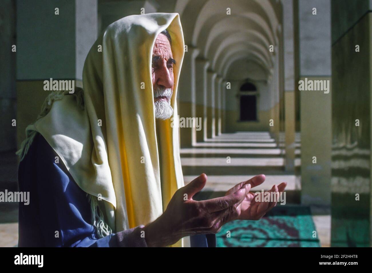 Homme âgé dans la prière Grande mosquée Damas Syrie Banque D'Images