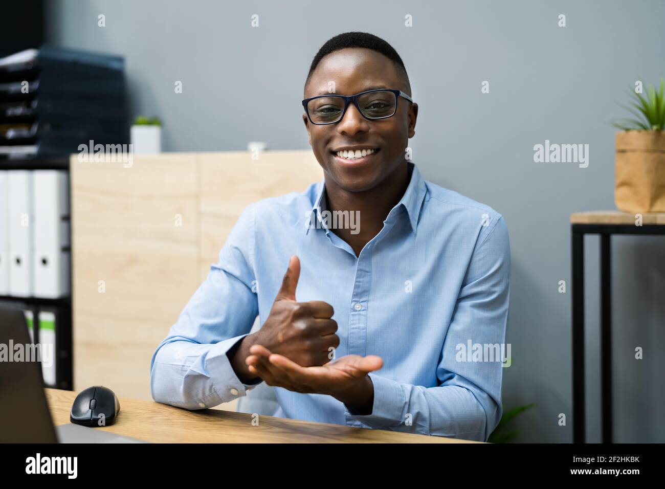Jeune Africain américain apprentissage de la langue des signes Banque D'Images