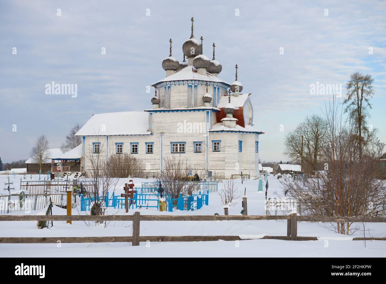 Vue sur l'ancienne église Epiphanie dans le village de Stoletovskaya (Lyadiny) en février matin. Région d'Arkhangelsk, Russie Banque D'Images