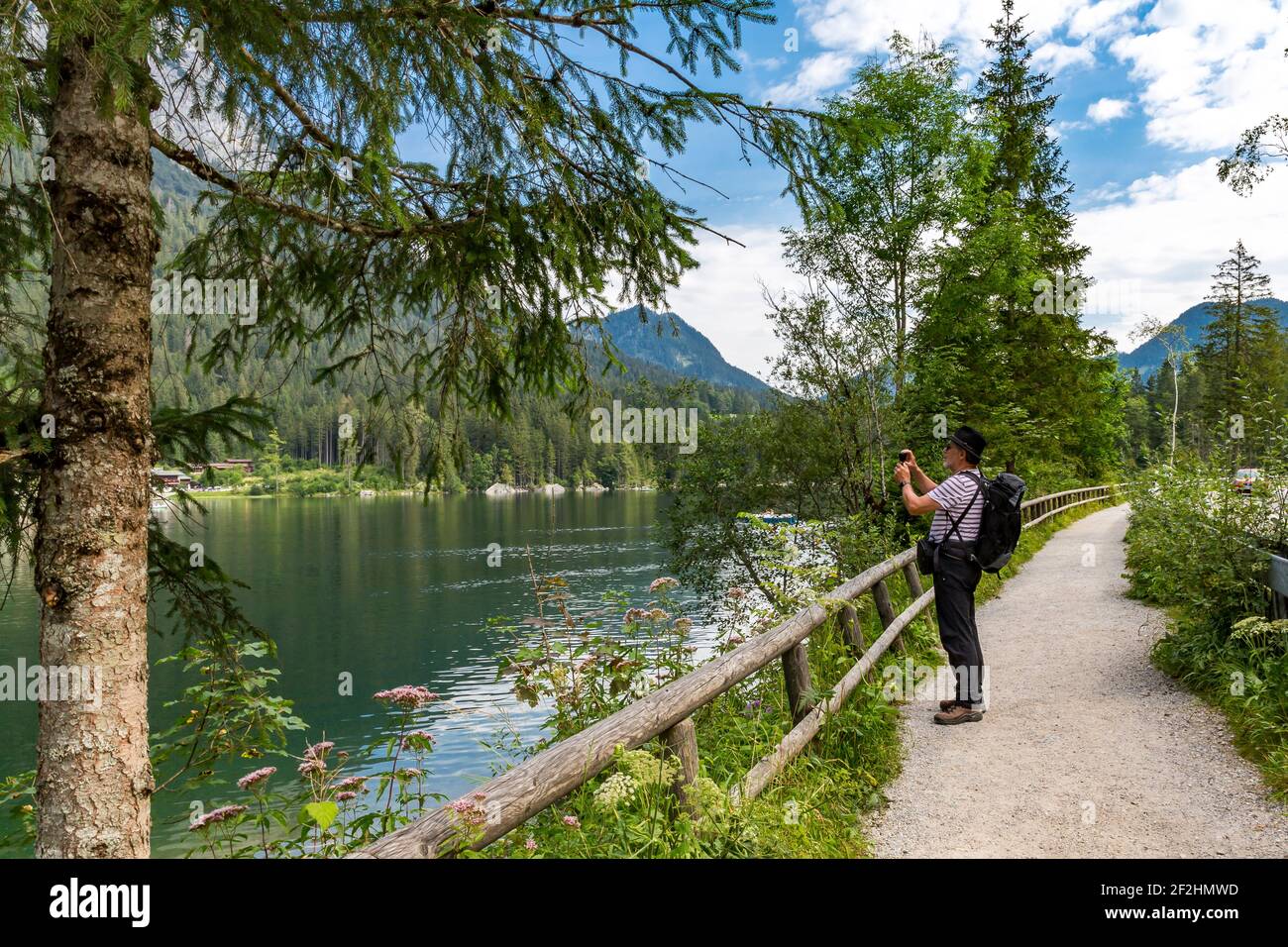 L'homme filme le paysage, Hintersee, Ramsau, à l'arrière Reiteralpe, Berchtesgaden, Alpes Berchtesgaden, Parc National de Berchtesgaden, Berchtesgadener Land, Haute-Bavière, Bavière, Allemagne, Europe Banque D'Images