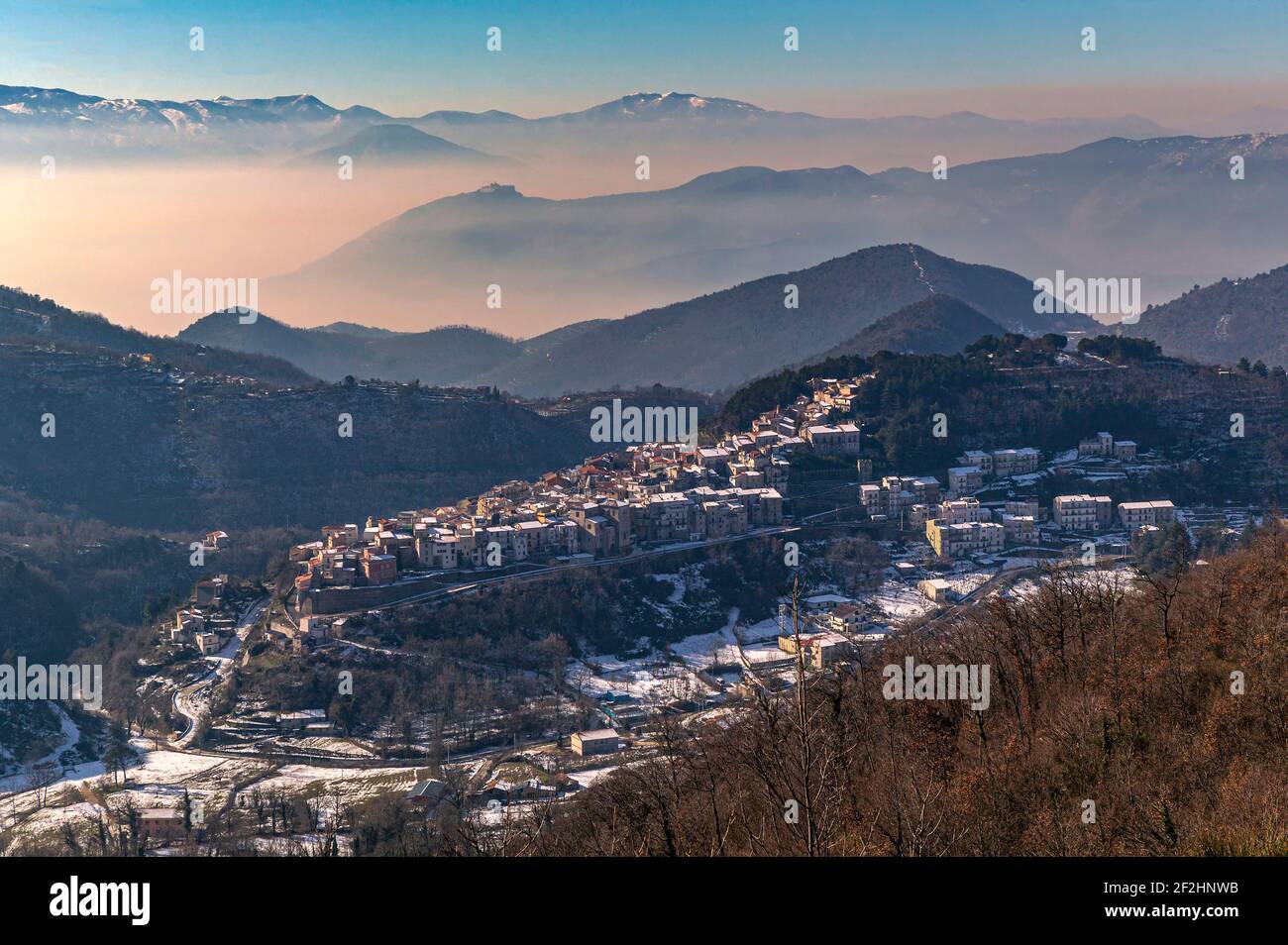 Vue de dessus d'une ville de montagne en Latium. Les brouillards entre les vallées sont le fond. Vallerotonda, province de Frosinone, Latium, Italie, Europe Banque D'Images