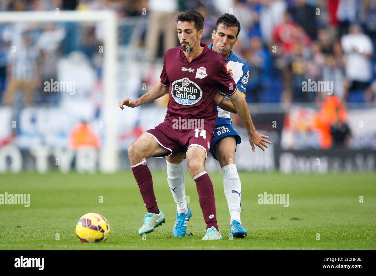 Juan Rafael Fuentes d'Espanyol et Isaac Cuenca de Deportivo lors du championnat d'Espagne 2014/2015 match de football de la Ligue entre le RCD Espanyol et Deportivo le 26 octobre 2014 au stade Power 8 à Barcelone, Espagne. Photo Bagu Blanco / DPPI Banque D'Images