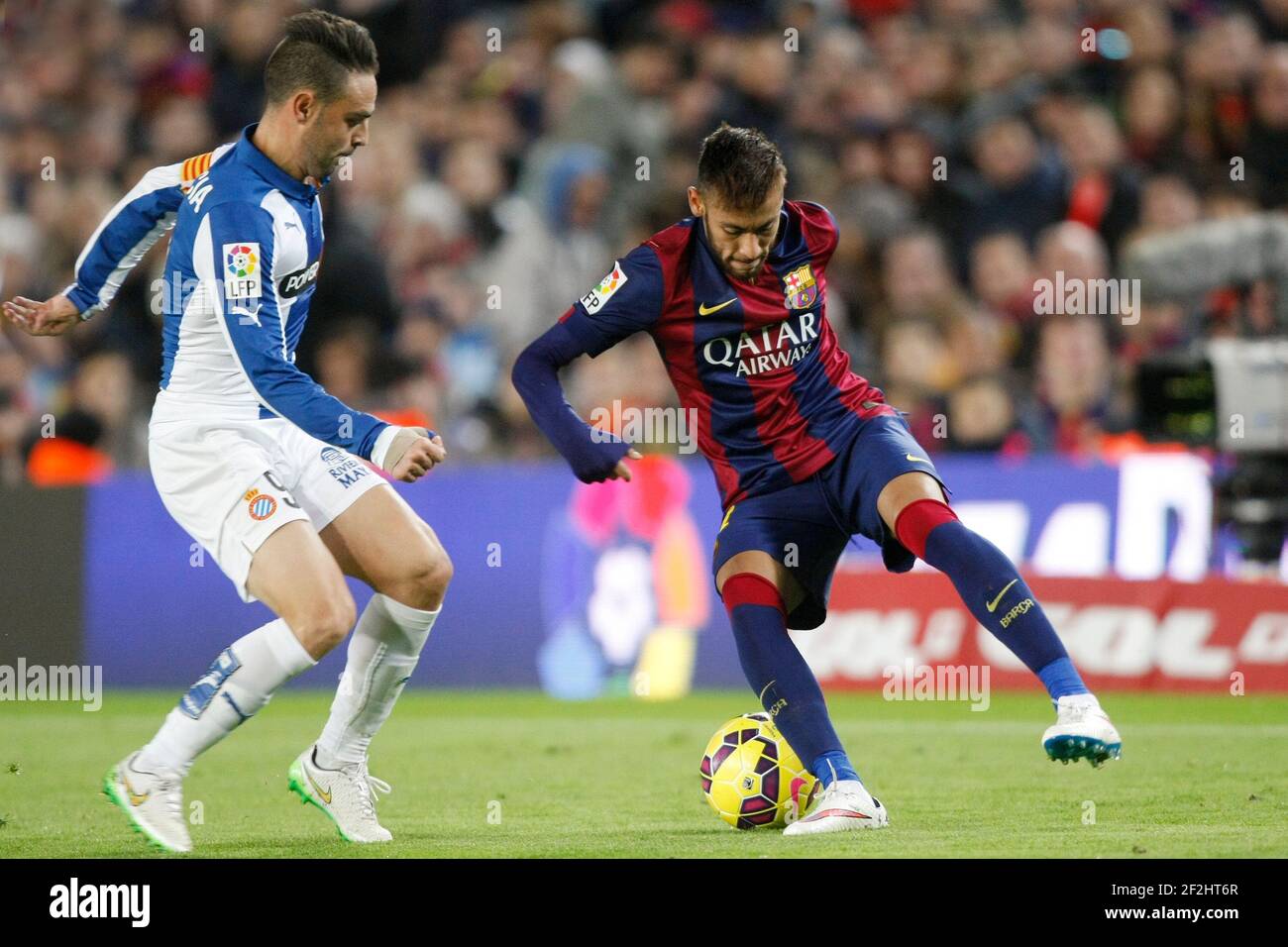 Neymar de Silva Santos de Barcelone et Sergio García lors du championnat  d'Espagne 2014/2015 match de football de la Ligue entre le FC Barcelone et  Espanyol le 7 décembre 2014 au stade