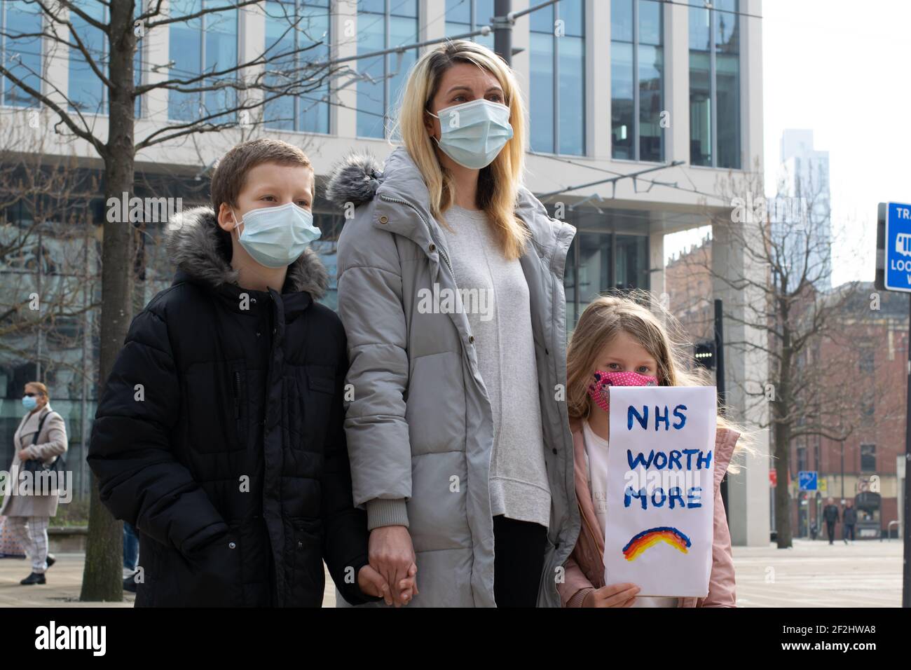 Les manifestants se rassemblent pour soutenir les travailleurs du NHS sur la place Saint-Pierre, à Manchester, au Royaume-Uni, avec un texte signé NHS Worth More Banque D'Images
