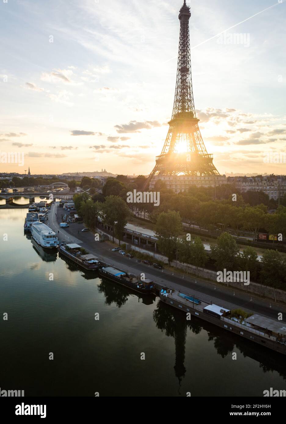 Une parfaite antenne du lever du soleil d'or à travers la tour Eiffel depuis les rives de la Seine, Paris, France. Une tour sur le champ de mars Banque D'Images
