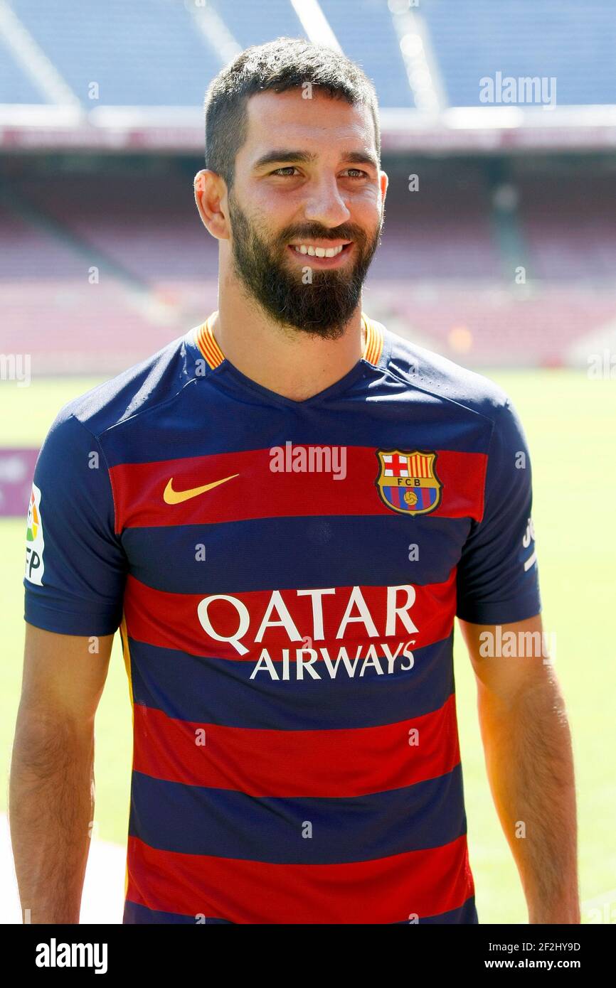 Le nouveau joueur turc Arda Turan de Barcelone lors de sa présentation officielle le 10 juillet 2015 au stade Camp Nou à Barcelone, en Espagne. Photo Bagu Blanco / DPPI Banque D'Images