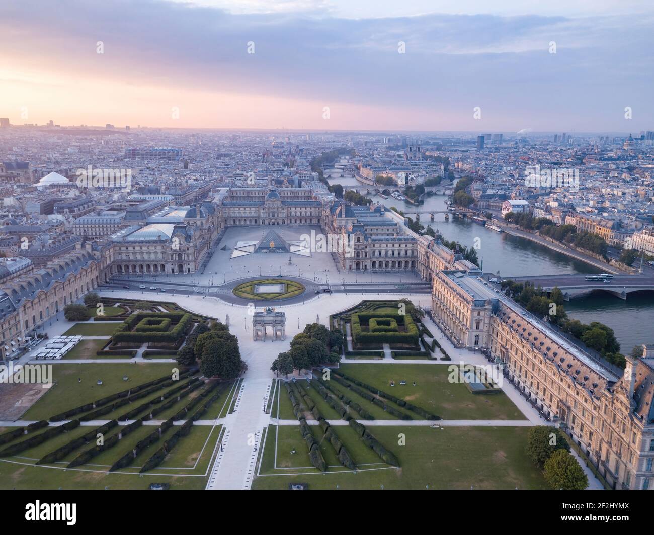 Tir de drone au-dessus du jardin des Tuileries, en regardant la pyramide du Louvre / musée sur les bords de seine Banque D'Images