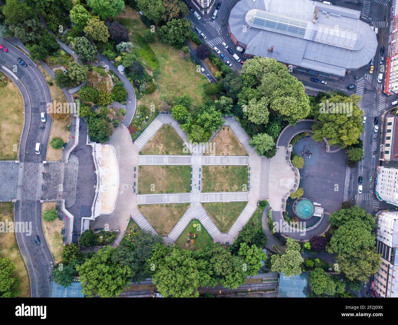 Tourné par drone directement au-dessus du Stairway en face de montmartre (sacré coeur) entouré d'arbres, Paris, france Banque D'Images