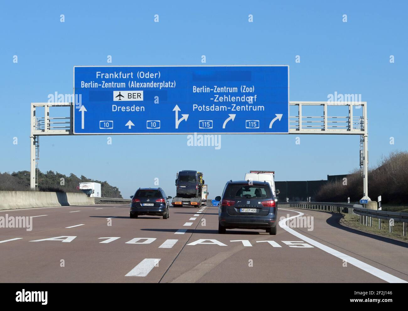 Ferch, Allemagne. 02 mars 2021. L'autoroute A10 mène près de la jonction à l'A 115 en direction de Potsdam et Berlin sur la multivoie de gauche en direction de Dresde et Francfort/Oder. Credit: Soeren Stache/dpa-Zentralbild/ZB/dpa/Alay Live News Banque D'Images