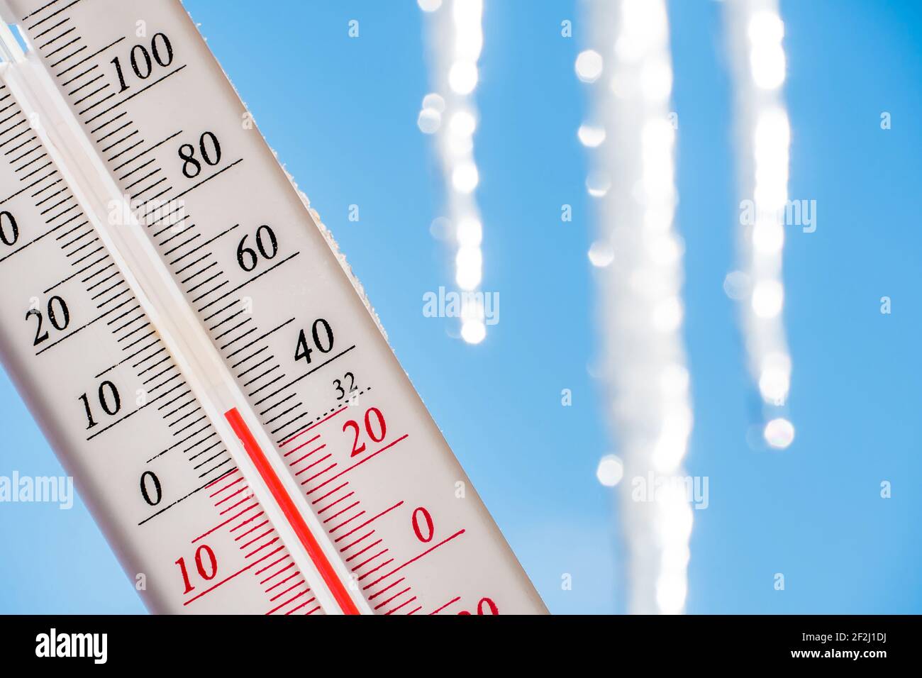 Au printemps, le thermomètre est sur le fond de la fonte des glaces et  montre une température négative.conditions météorologiques, changement  climatique, et Photo Stock - Alamy