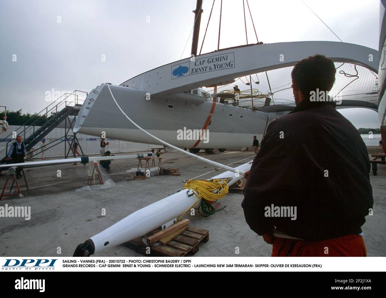 VOILE - VANNES (FRA) - 20010722 - PHOTO: CHRISTOPHE BAUDRY / DPPI GRANDS RECORDS - CAP GEMINI ERNST & YOUNG - SCHNEIDER ELECTRIC - LANCEMENT DU NOUVEAU TRIMARAN- SKIPPER 34M: OLIVIER DE KERSAUSON (FRA) Banque D'Images