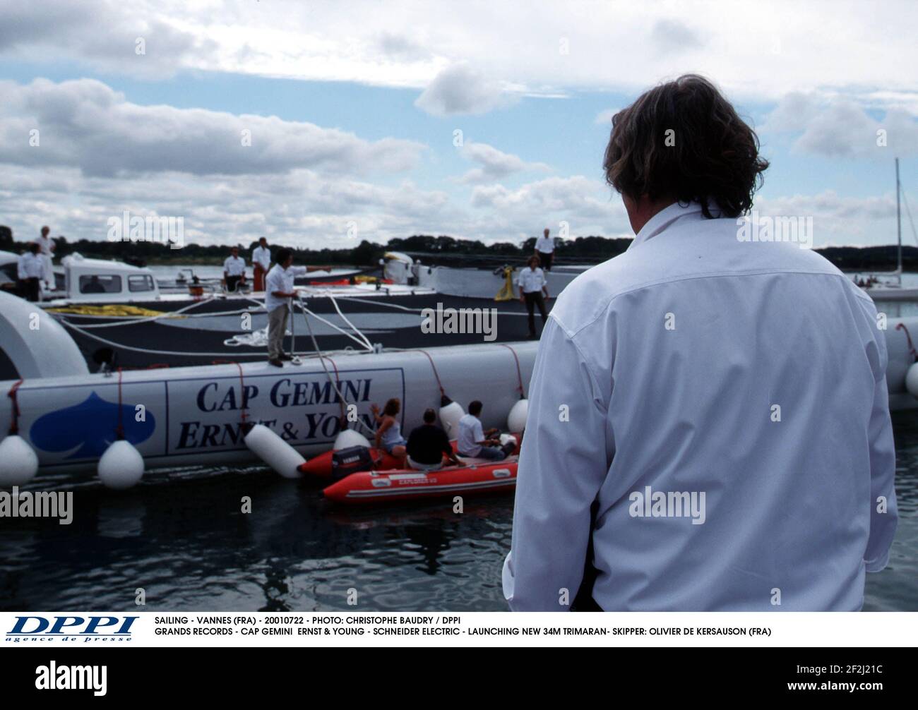 VOILE - VANNES (FRA) - 20010722 - PHOTO: CHRISTOPHE BAUDRY / DPPI GRANDS RECORDS - CAP GEMINI ERNST & YOUNG - SCHNEIDER ELECTRIC - LANCEMENT DU NOUVEAU TRIMARAN- SKIPPER 34M: OLIVIER DE KERSAUSON (FRA) Banque D'Images