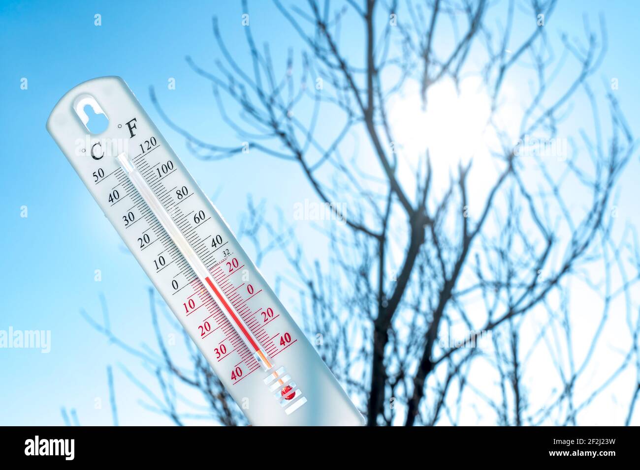 Le thermomètre se trouve sur la neige et affiche un négatif Température par  temps froid sur le ciel bleu. Conditions météorologiques avec air faible et  température ambiante t Photo Stock - Alamy