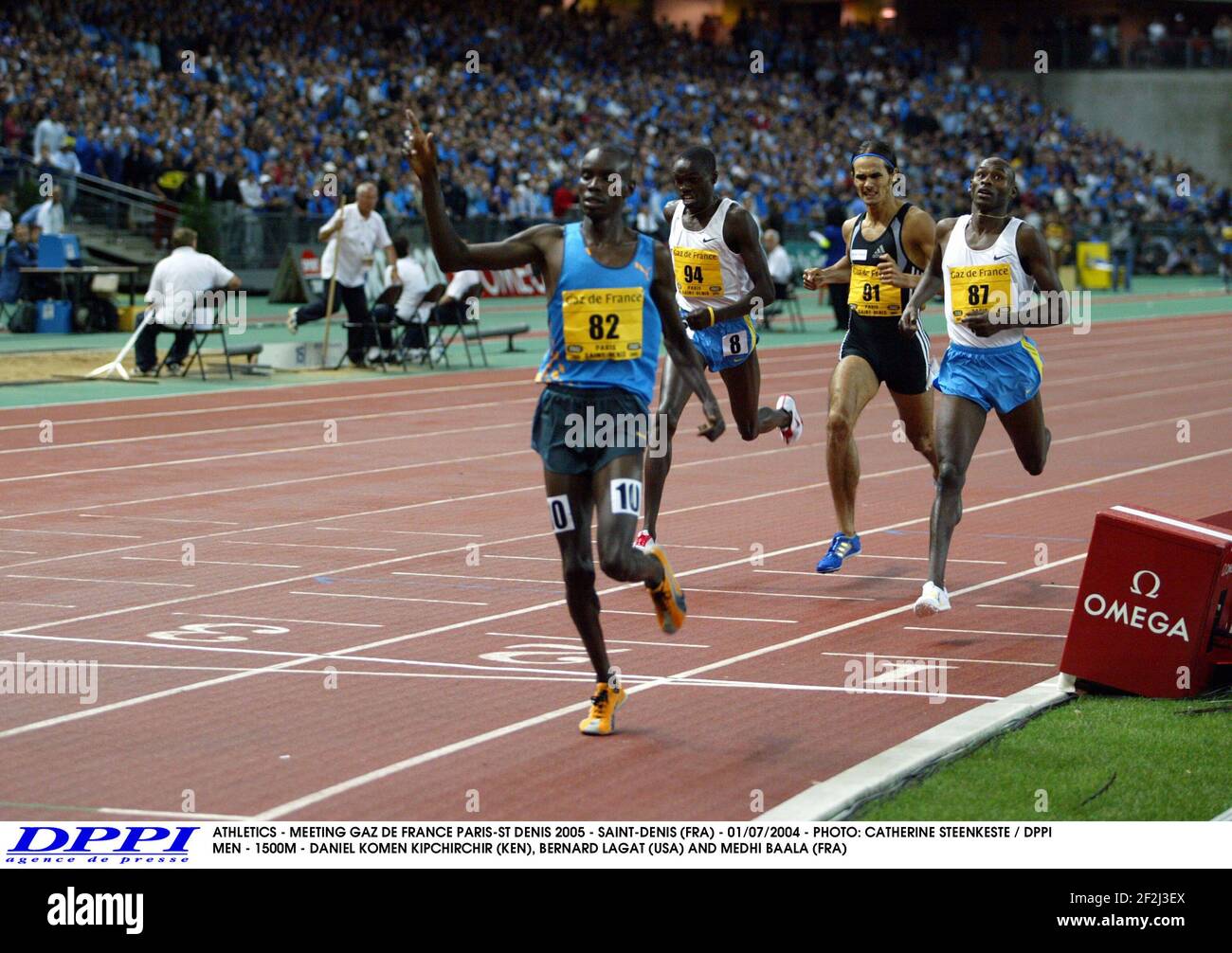 ATHLÉTISME - RENCONTRE GAZ DE FRANCE PARIS-ST DENIS 2005 - SAINT-DENIS (FRA) - 01/07/2004 - PHOTO: CATHERINE STEENKESTE / DPPI HOMMES - 1500M - DANIEL KOMEN KIPCHIRCHIR (KEN), BERNARD LAGAT (USA) ET MEDHI BAALA (FRA) Banque D'Images