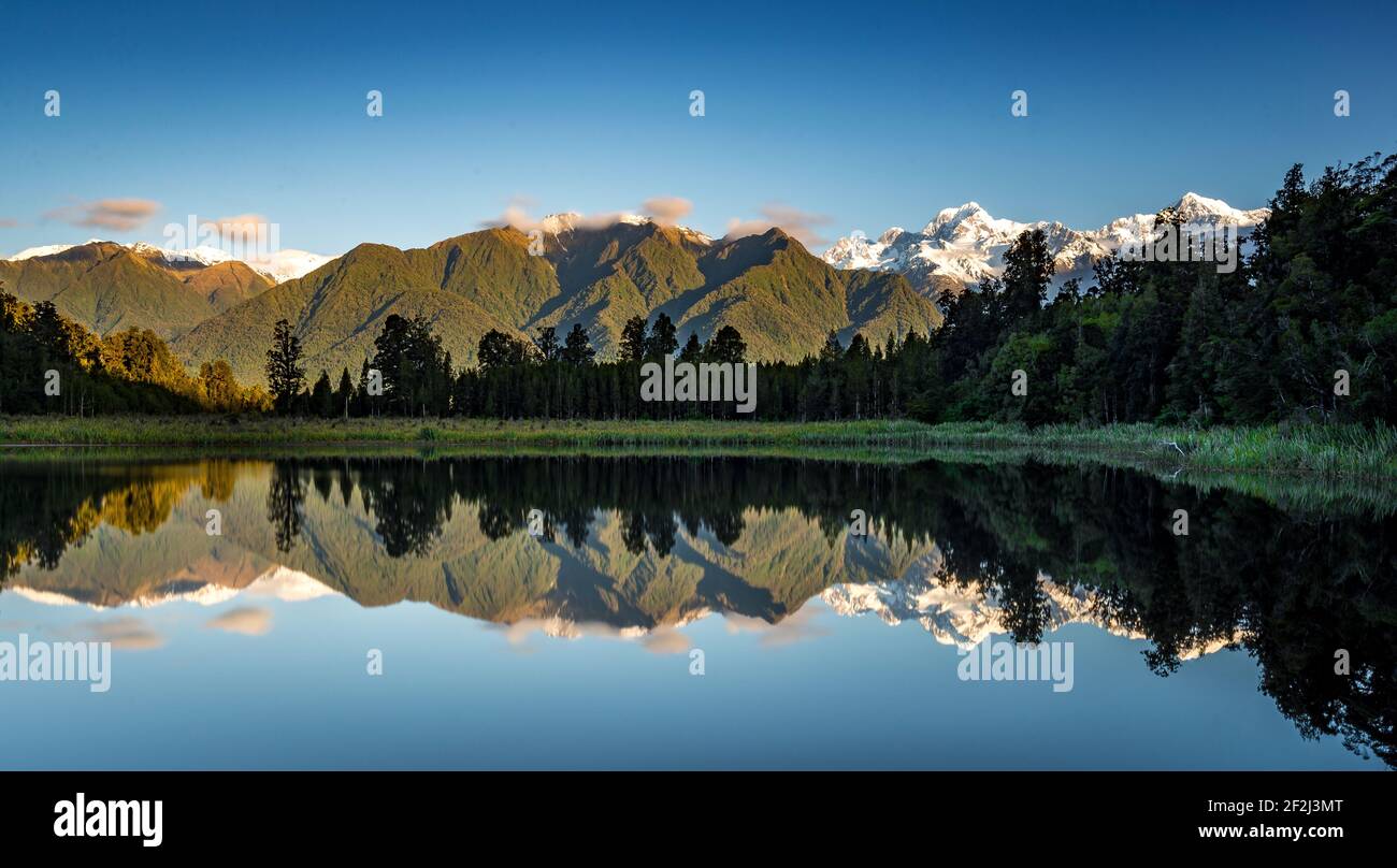 Vue panoramique sur la crête de la montagne avec le mont Cook massive. Réflexion dans le lac Matheson, Nouvelle-Zélande. Ciel clair le matin ensoleillé. Banque D'Images