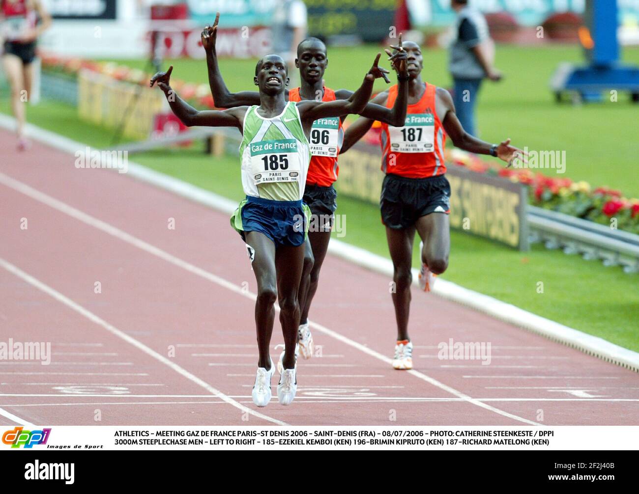 ATHLÉTISME - RENCONTRE GAZ DE FRANCE PARIS-ST DENIS 2006 - SAINT-DENIS (FRA) - 08/07/2006 - PHOTO: CATHERINE STEENKESTE / DPPI 3000M STEEPLECHASE HOMMES - DE GAUCHE À DROITE - 185-EZÉCHIEL KEMBOI (KEN) 196-BRIMIN KIPRUTO (KEN) 187-RICHARD MATELONG (KEN) Banque D'Images