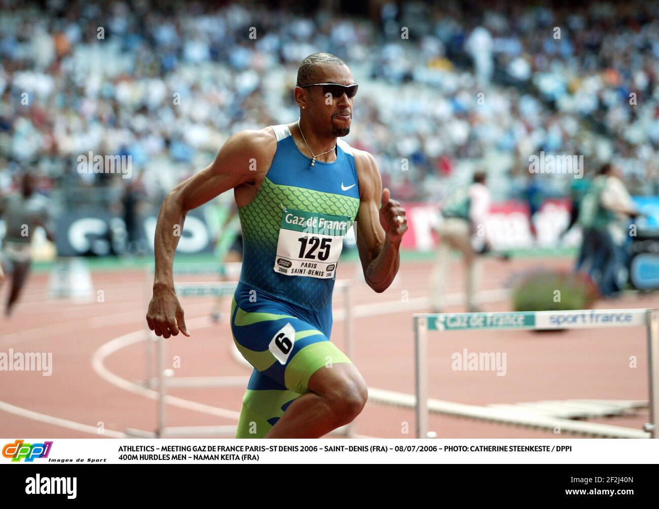 ATHLÉTISME - RENCONTRE GAZ DE FRANCE PARIS-ST DENIS 2006 - SAINT-DENIS (FRA) - 08/07/2006 - PHOTO: CATHERINE STEENKESTE / DPPI 400M HAIES HOMMES - NAMAN KEITA (FRA) Banque D'Images