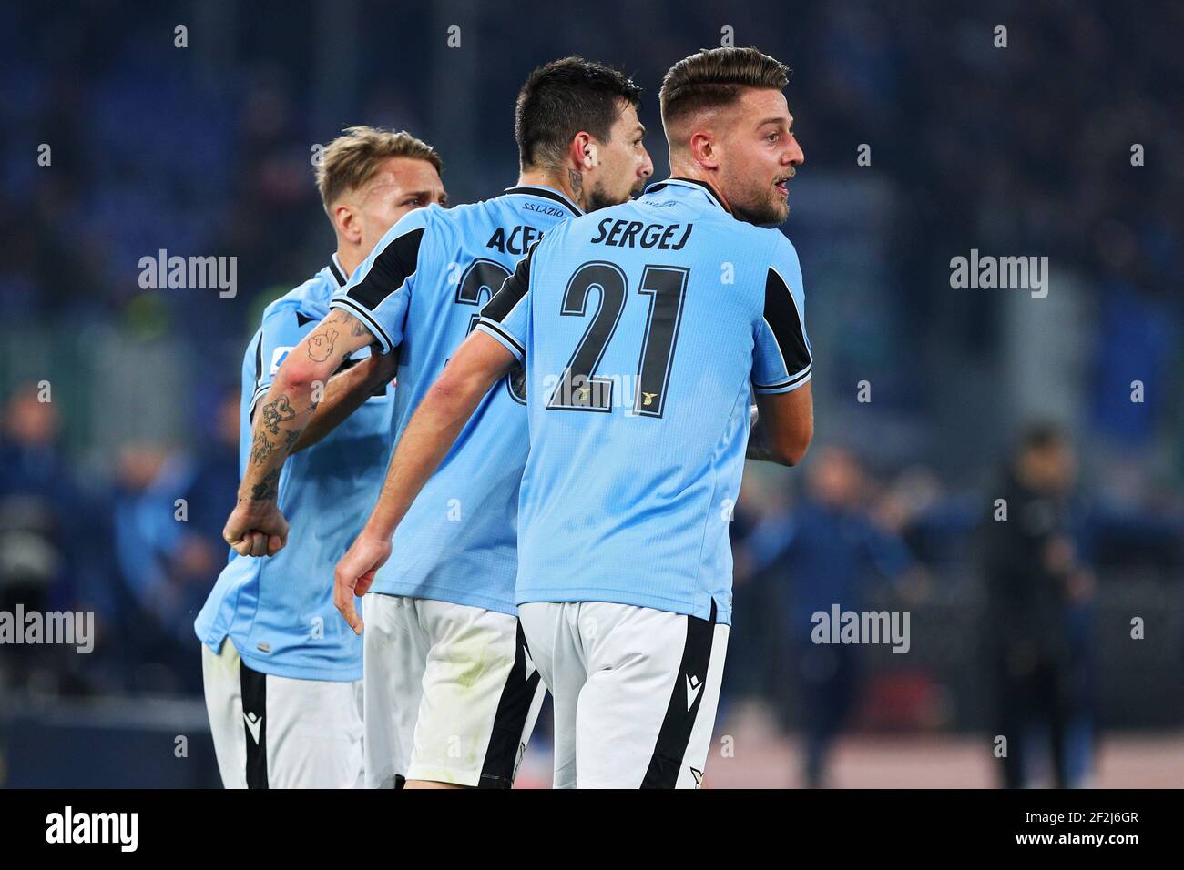 Francesco Acerbi (C) du Latium fête avec Ciro immobile (L) et Sergej Milinkovic Savic (R) après avoir remporté 1-1 buts pendant le championnat italien Serie UN match de football entre AS Roma et SS Lazio le 26 janvier 2020 au Stadio Olimpico à Rome, Italie - photo Federico Proietti / DPPI Banque D'Images