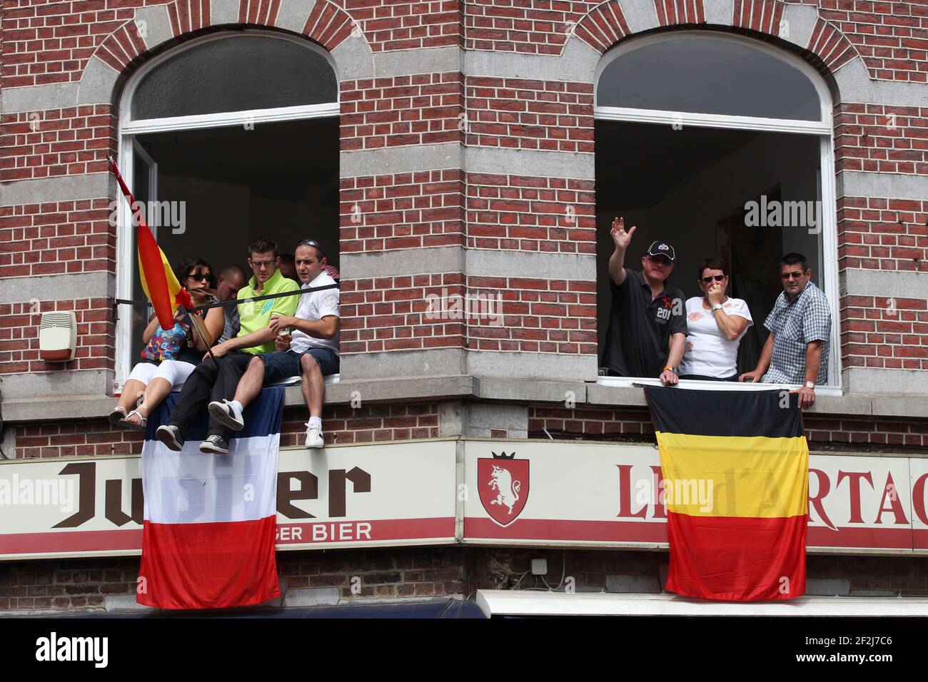 CYCLISME - TOUR DE FRANCE 2012 - ÉTAPE 2 - Visé > Tournai (207 km) - 02/07/2012 - PHOTO MANUEL BLONDEAU / DPPI - AMBIANCE COMMENCEZ PAR SOUTENIR Banque D'Images