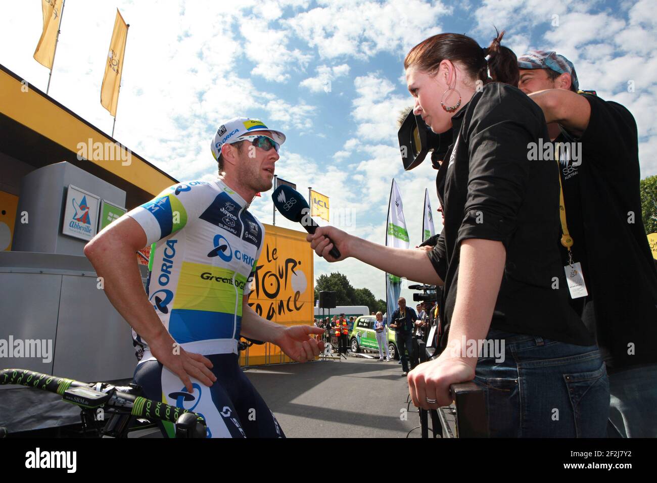 CYCLISME - TOUR DE FRANCE 2012 - ÉTAPE 4 - ABBEVILLE > ROUEN (214 KM) - 04/07/2012 - PHOTO MANUEL BLONDEAU / DPPI - ÉQUIPE AUSTRALIENNE ORICA GREENEDGE TEAMRIDER MATTHEW GOSS D'AUSTRALIE EST INTERVIEWÉ PAR UN JOURNALISTE AUSTRALIEN DE LA TÉLÉVISION. Banque D'Images