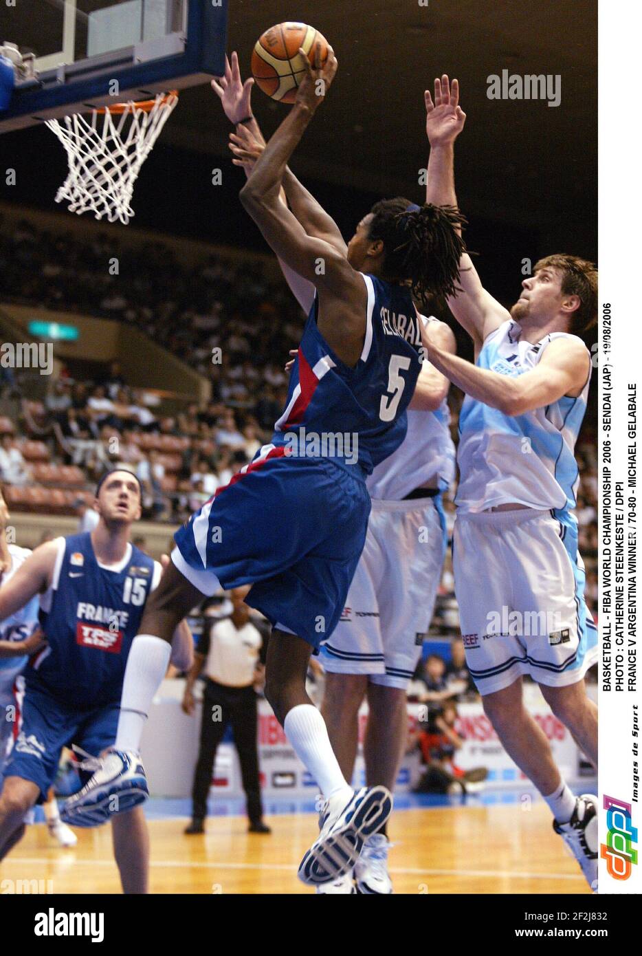 BASKET-BALL - CHAMPIONNAT DU MONDE FIBA 2006 - SENDAI (JAP) - 19/08/2006 PHOTO : CATHERINE STEENKESTE / DPPI FRANCE V ARGENTINE VAINQUEUR / 70-80 - MICHAEL GLABALE Banque D'Images